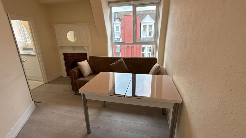 Property photo 1 of 9 3 Bed Flat To Rent Grand Parade, Green Lanes N4