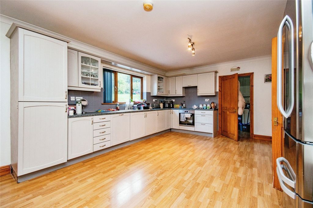 Property photo 2 of 18 Picture No. 12