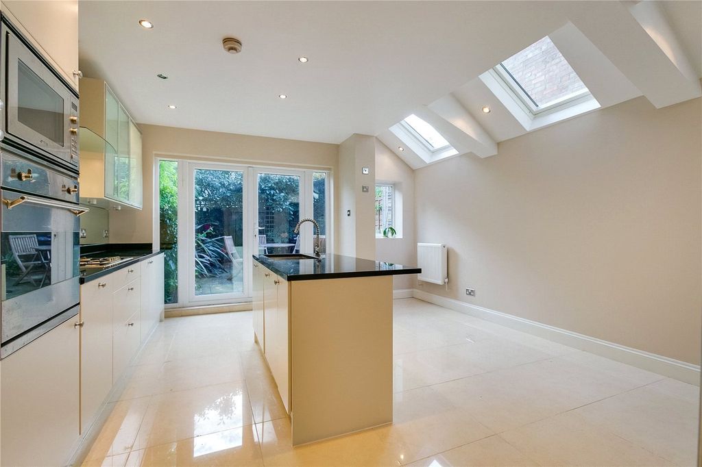 Property photo 2 of 9