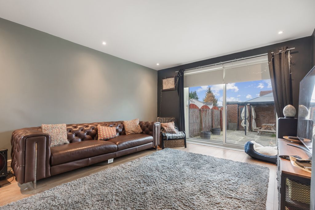 Property photo 2 of 28