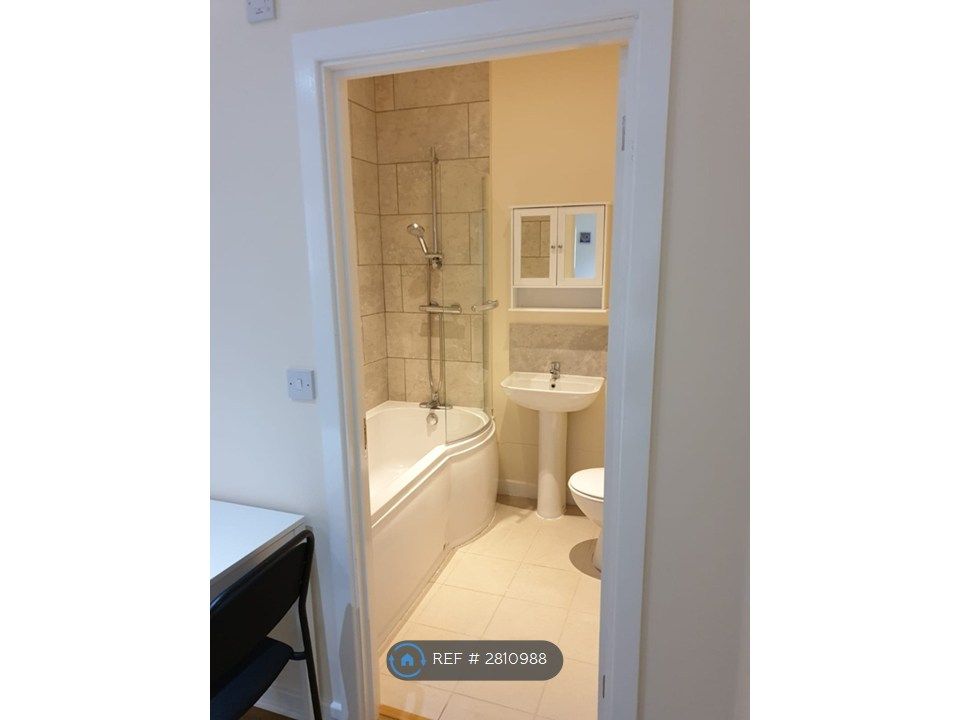 Property photo 2 of 4 Apt 6 Green Lane Bathroom