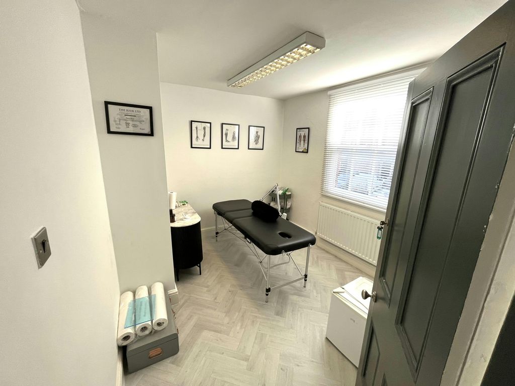 Property photo 2 of 7 6G6.Jpg