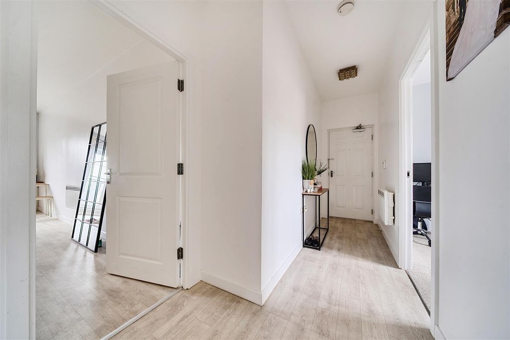 Property photo 3 of 19 Entrance Hall