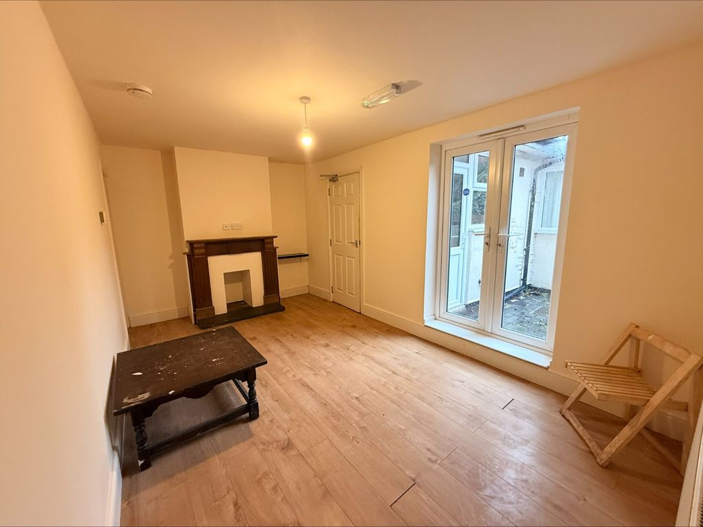 Property photo 2 of 14 Lounge