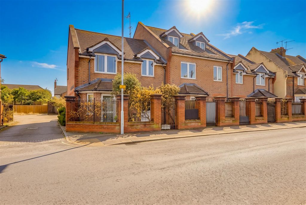 Property photo 1 of 7 Mortimer House.Jpg