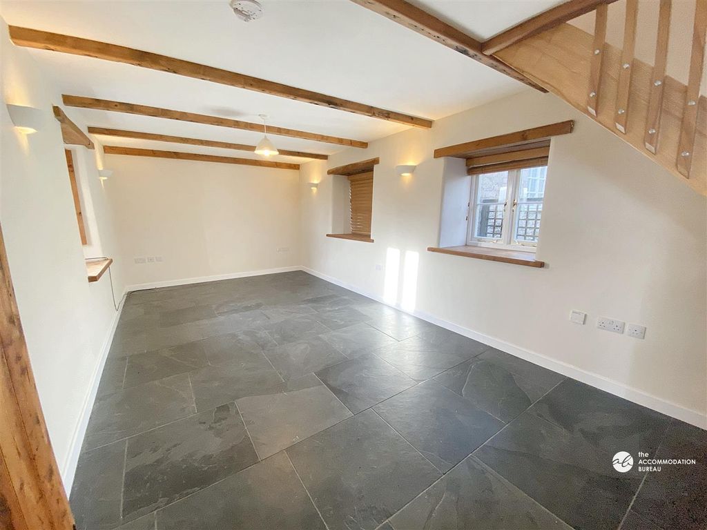 Property photo 3 of 16 Lounge