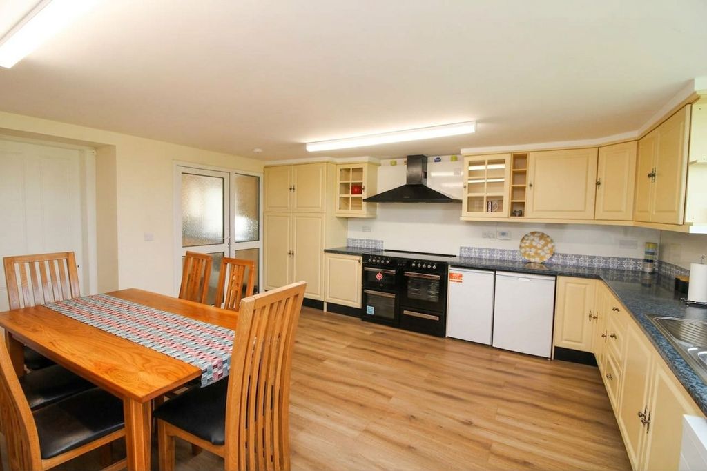 Property photo 2 of 37