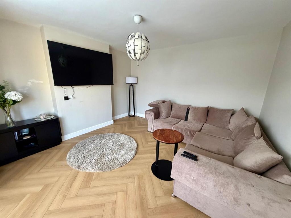 Property photo 2 of 11 Lounge