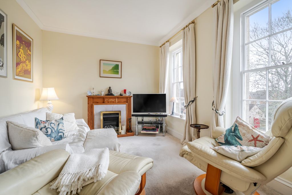 Property photo 2 of 27 Living Room