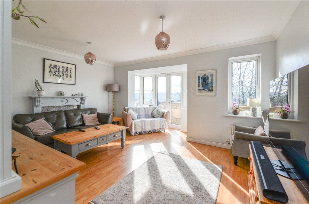 Property photo 3 of 21 Lounge