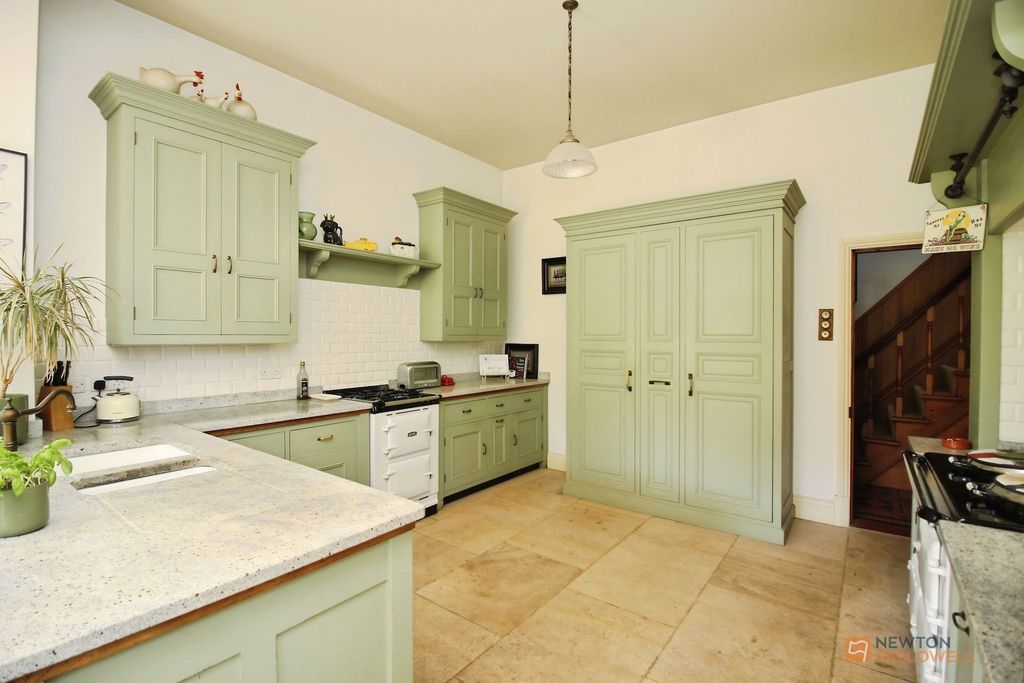 Property photo 3 of 33
