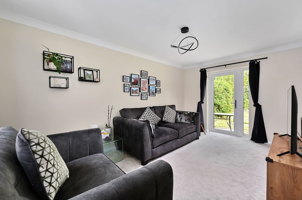 Property photo 2 of 12 11 Waterhouse Mead (7)