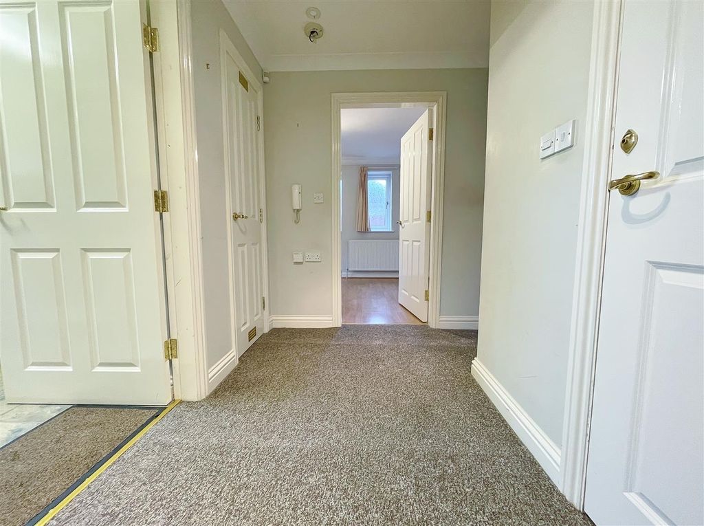 Property photo 3 of 11 Hallway