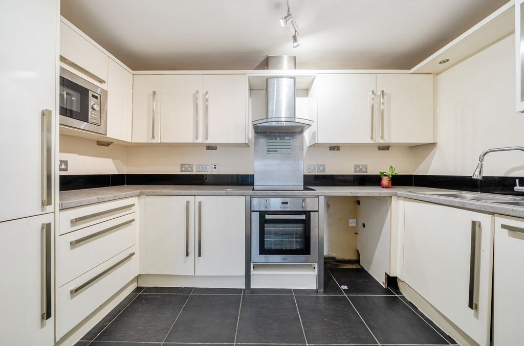 Property photo 3 of 9 Kitchen2