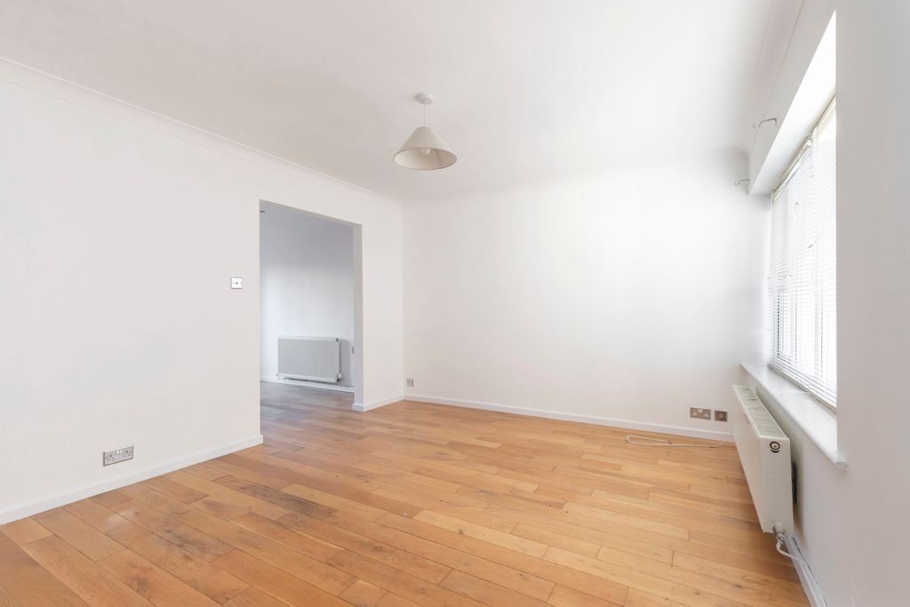 Property photo 3 of 10 17 Victoria Retreat-03