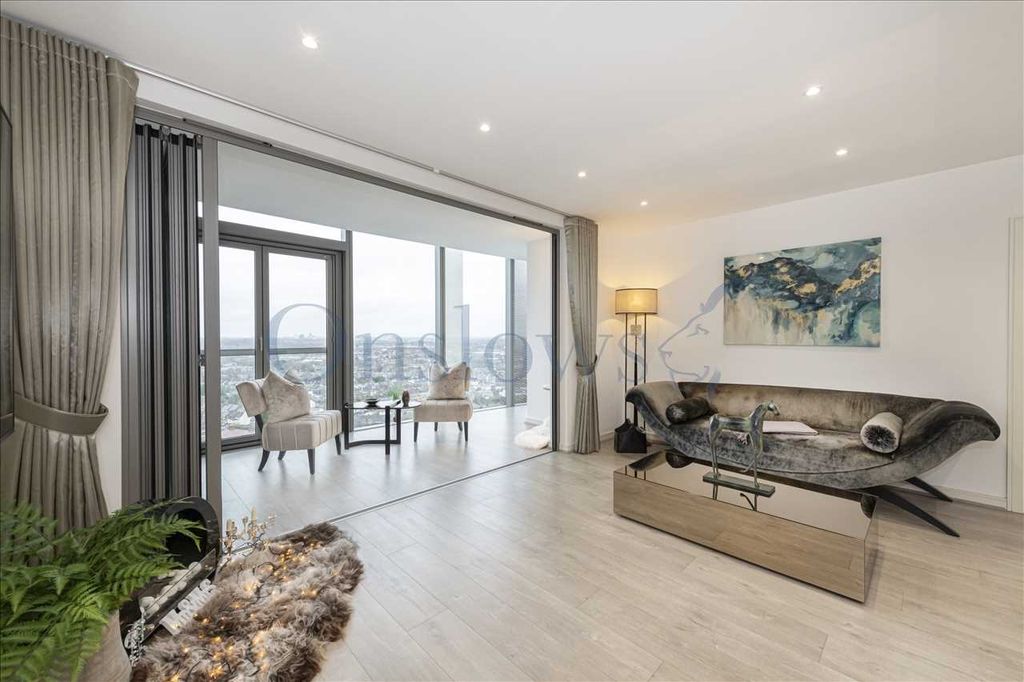 Property photo 3 of 19 Lounge