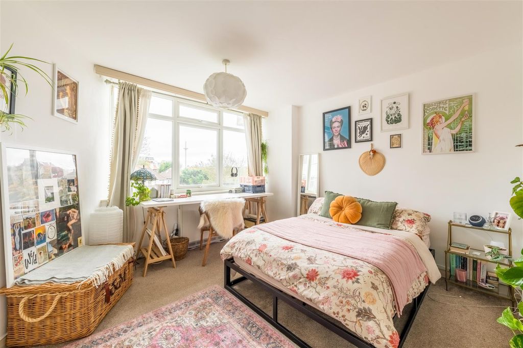 Property photo 3 of 21 Flat 18 Furze Hill Court-10.Jpg