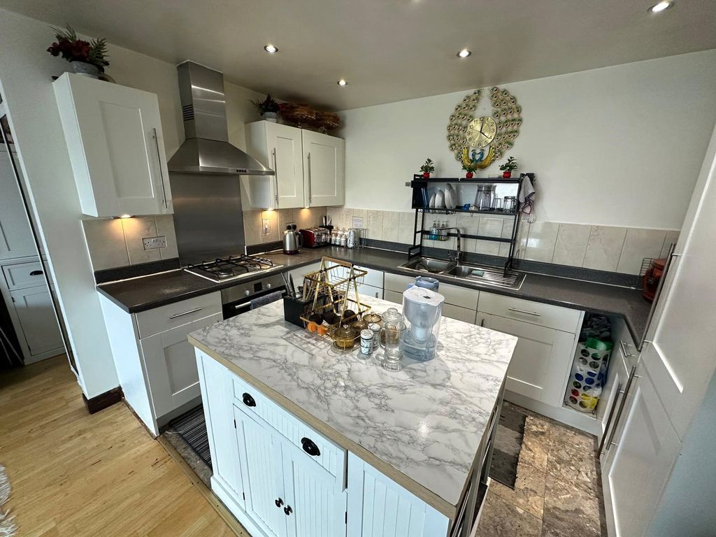 Property photo 2 of 8 Kitchen
