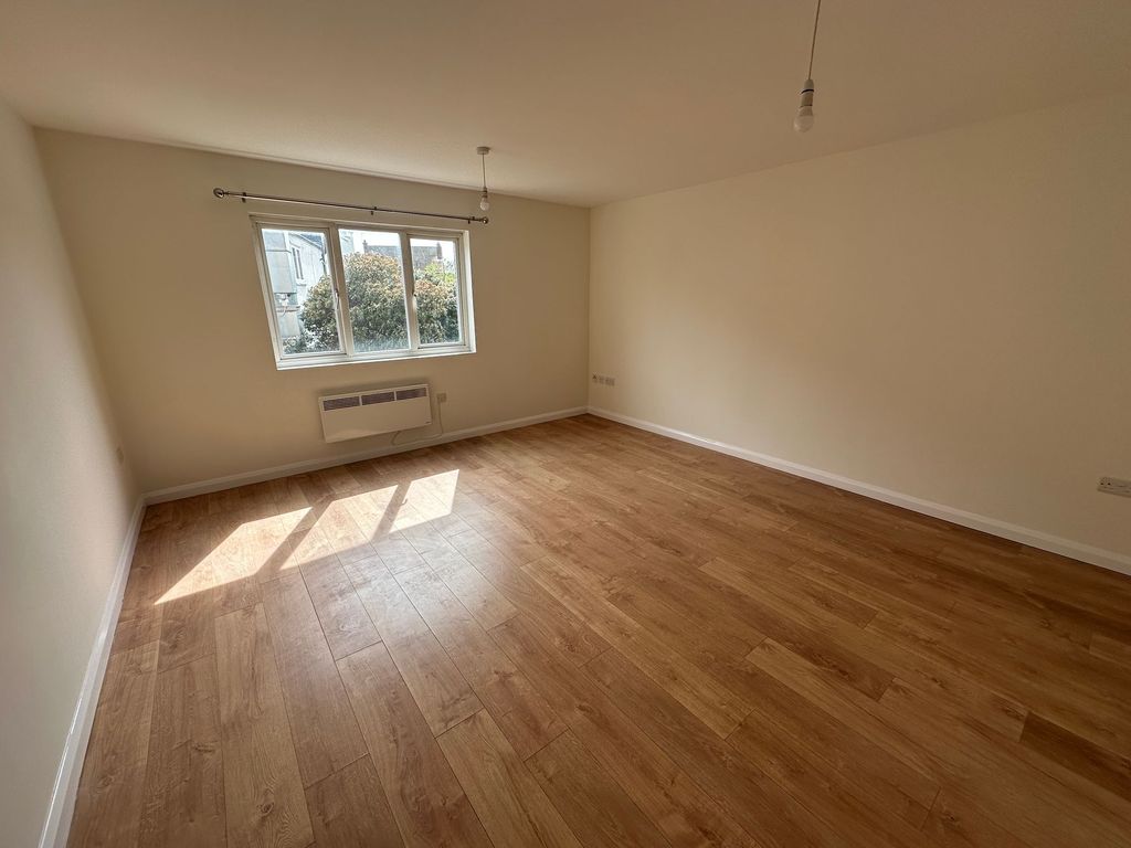 Property photo 3 of 8 Lounge