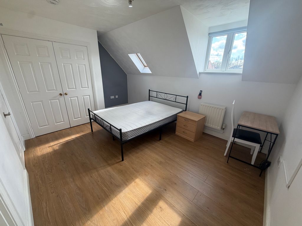 Property photo 2 of 8 Bedroom