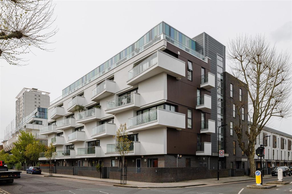 Property photo 1 of 19 Forest Road, E8