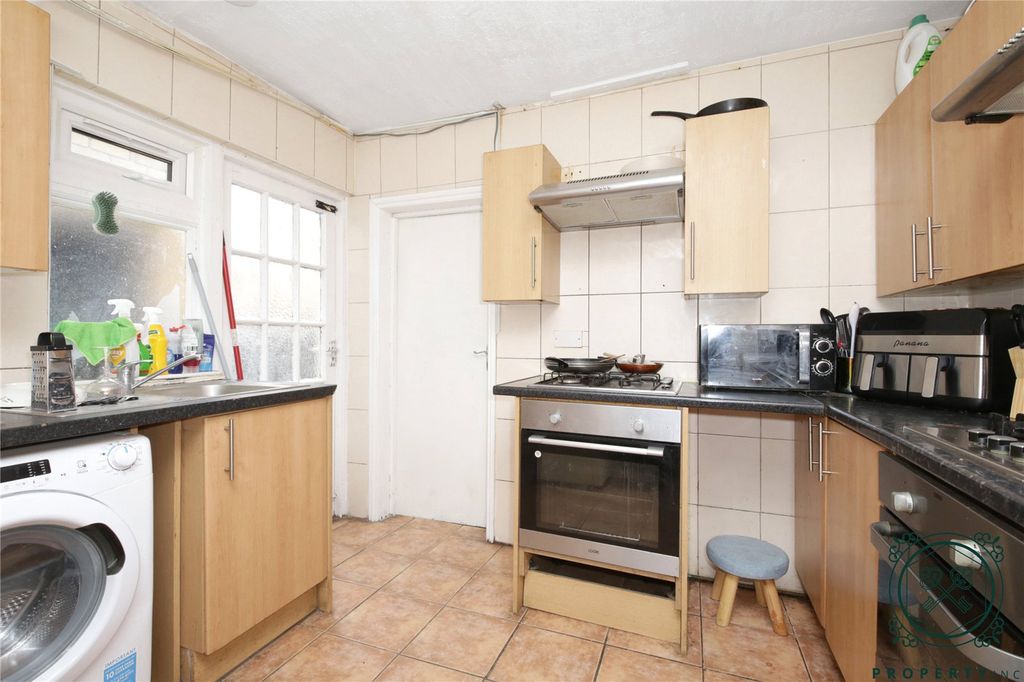 Property photo 2 of 11 Kitchen