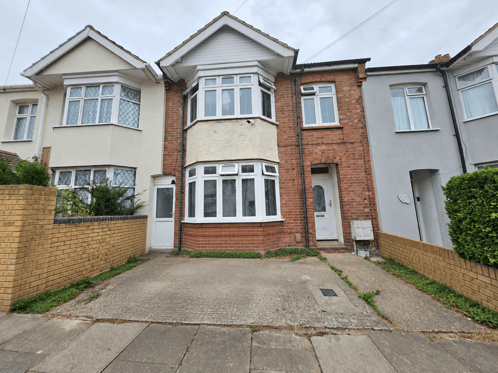 Property photo 1 of 10 Spacious 3-Bedroom Mid-Terraced Family Home