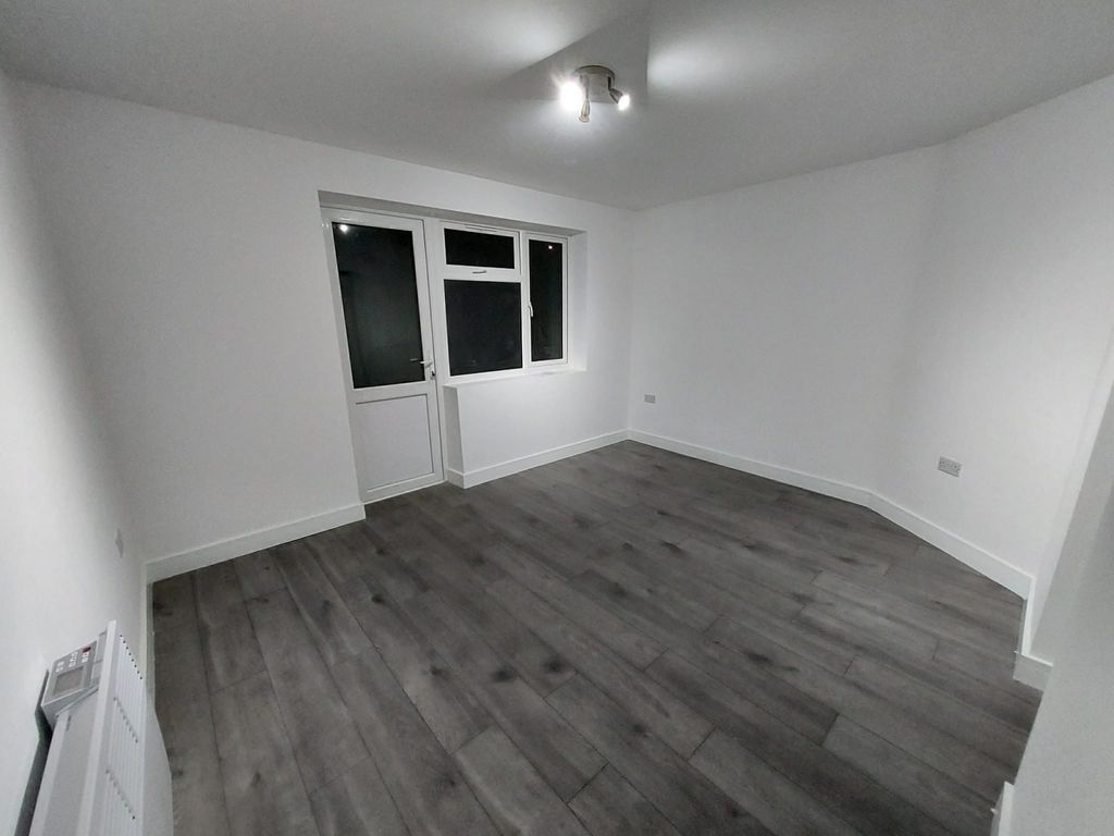 Property photo 3 of 6 Gallery
