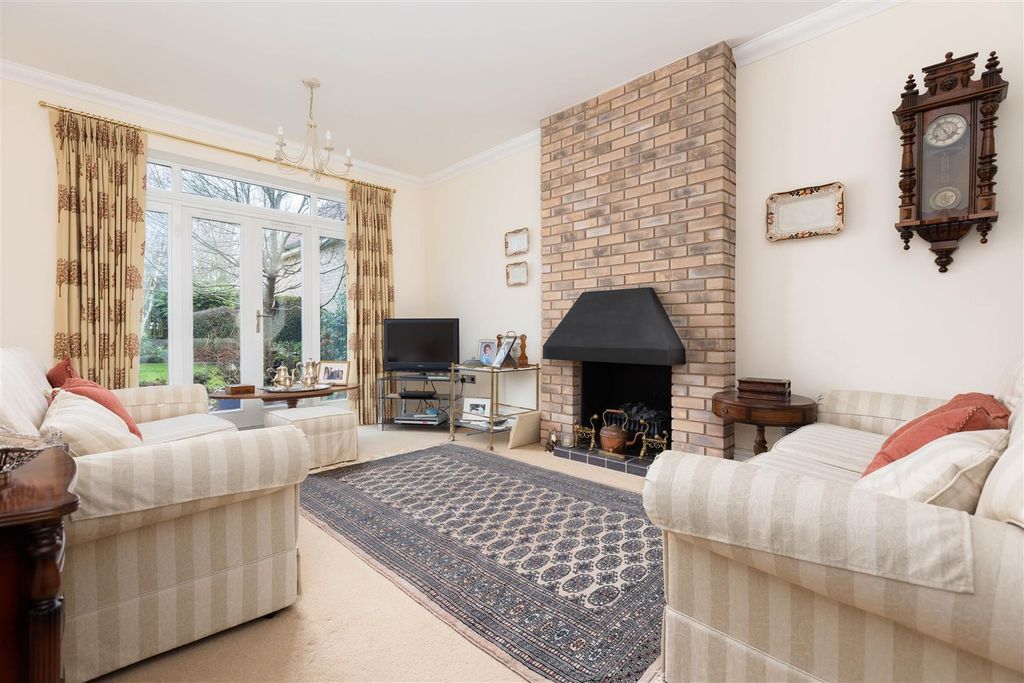 Property photo 2 of 32 Lounge