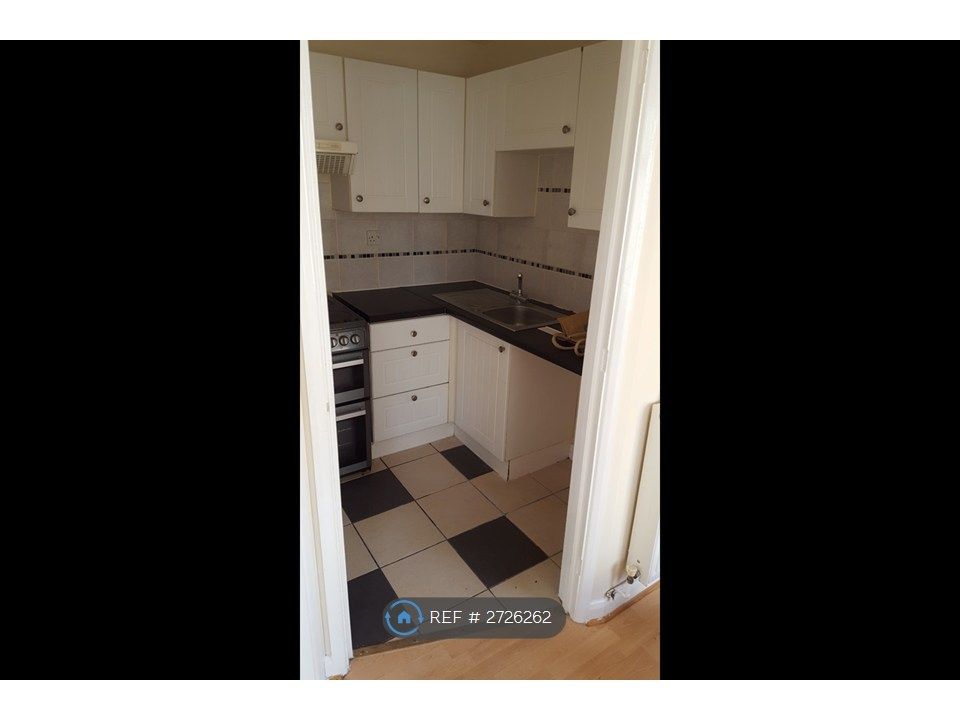 Property photo 3 of 11 Kitchen