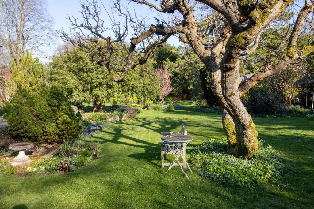 Property photo 2 of 28