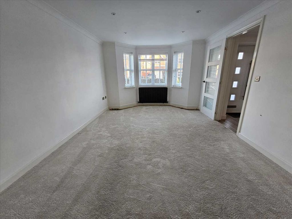 Property photo 3 of 16 Lounge