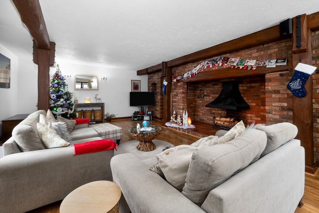 Property photo 2 of 28