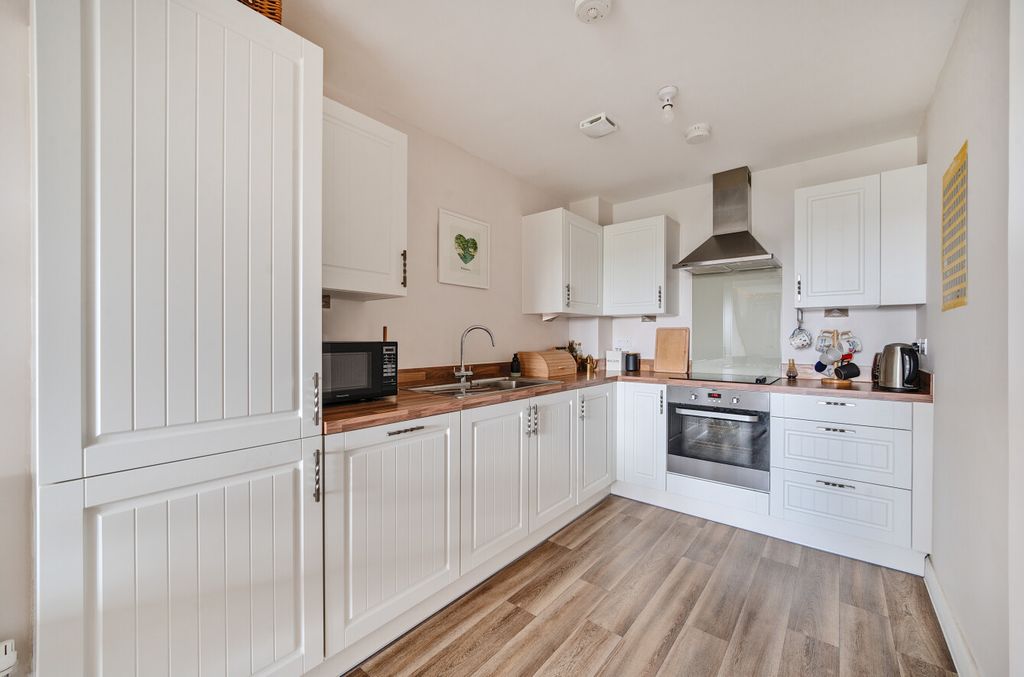 Property photo 3 of 14 1289668-15-682Eff...