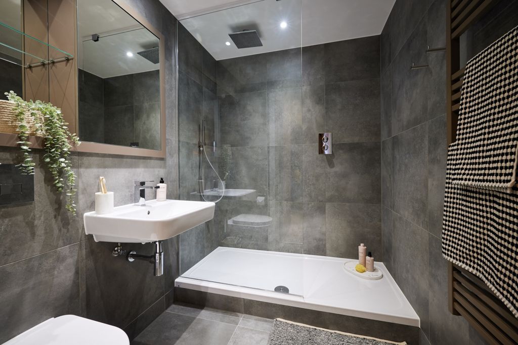 Property photo 3 of 18 Bathroom