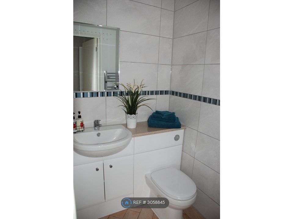 Property photo 2 of 6 Shared Bathroom