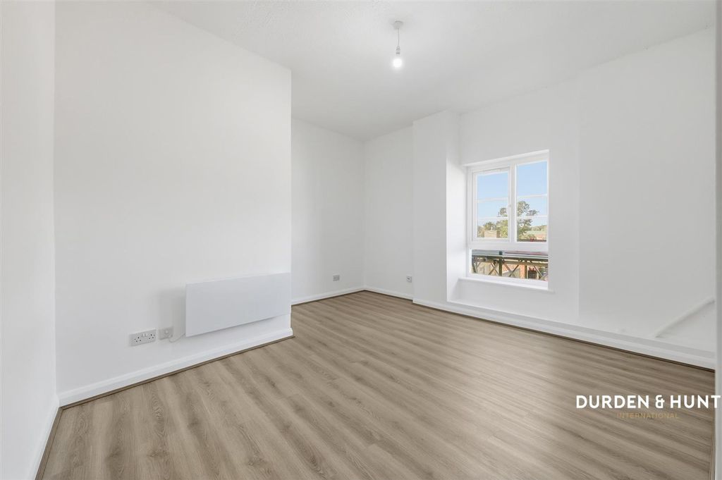 Property photo 2 of 10 High Street