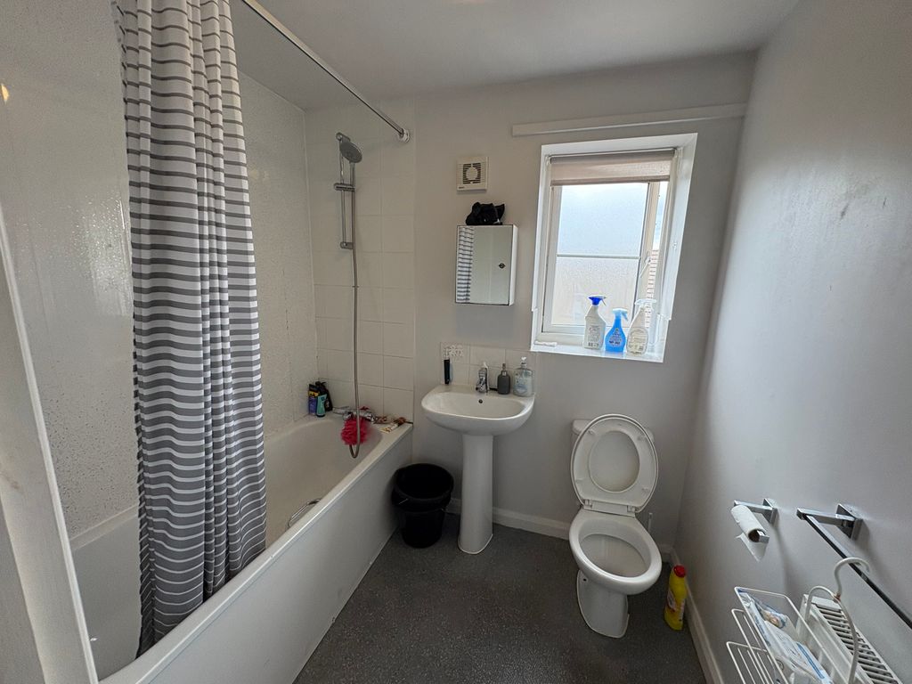 Property photo 2 of 9 Bathroom