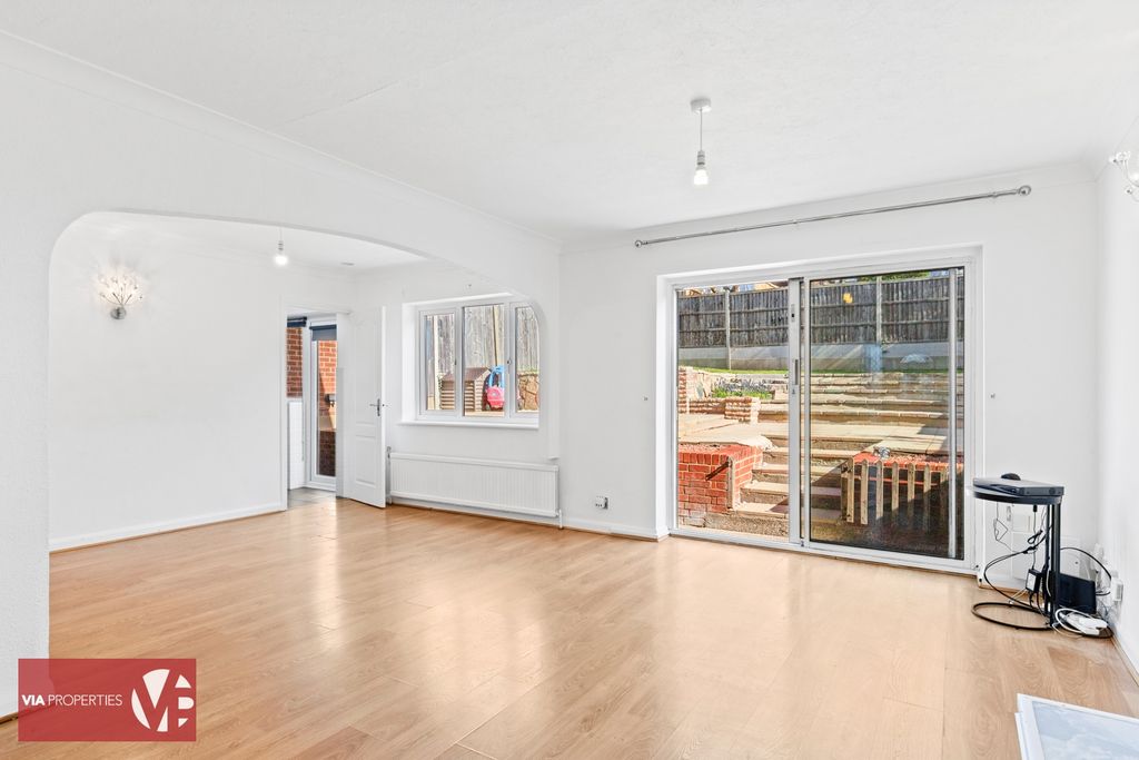 Property photo 3 of 40 Photo 8