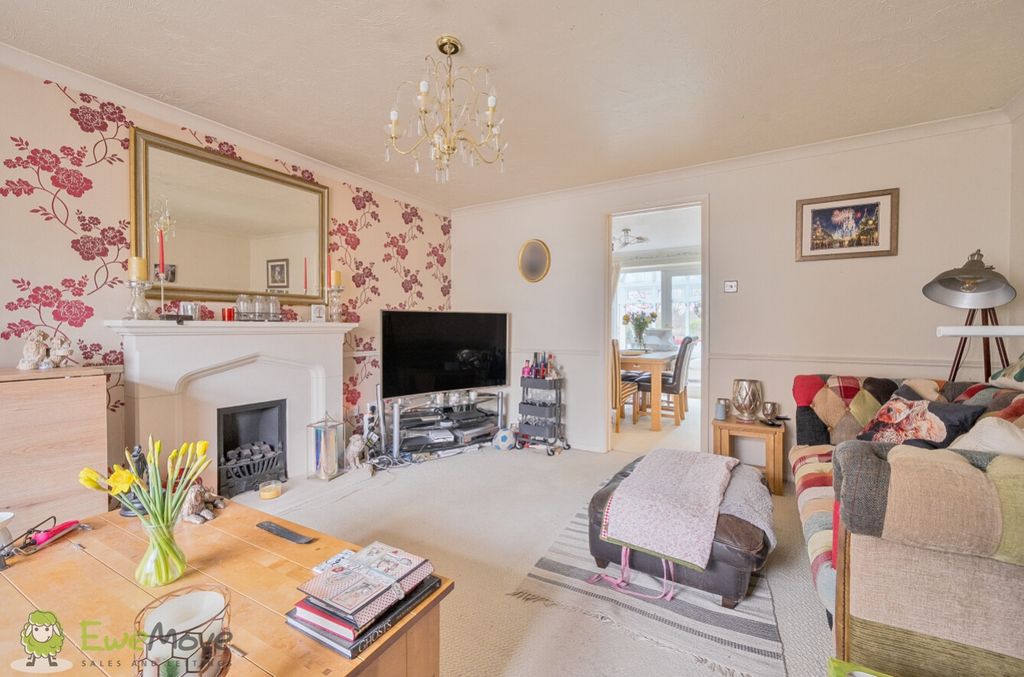 Property photo 2 of 22 Living Room