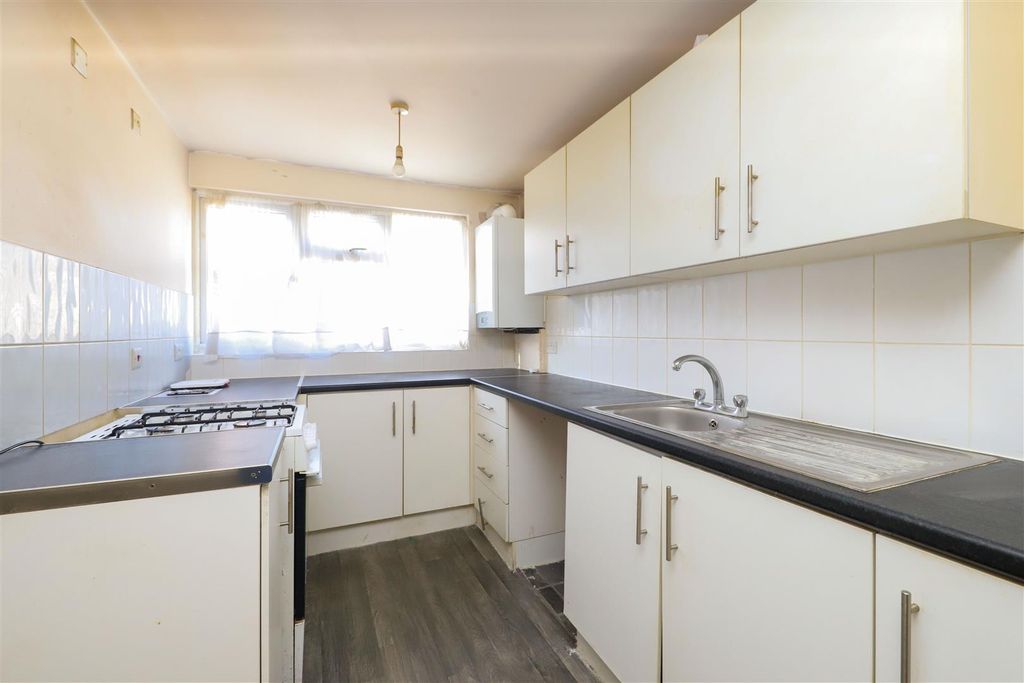 Property photo 3 of 10 Kitchen