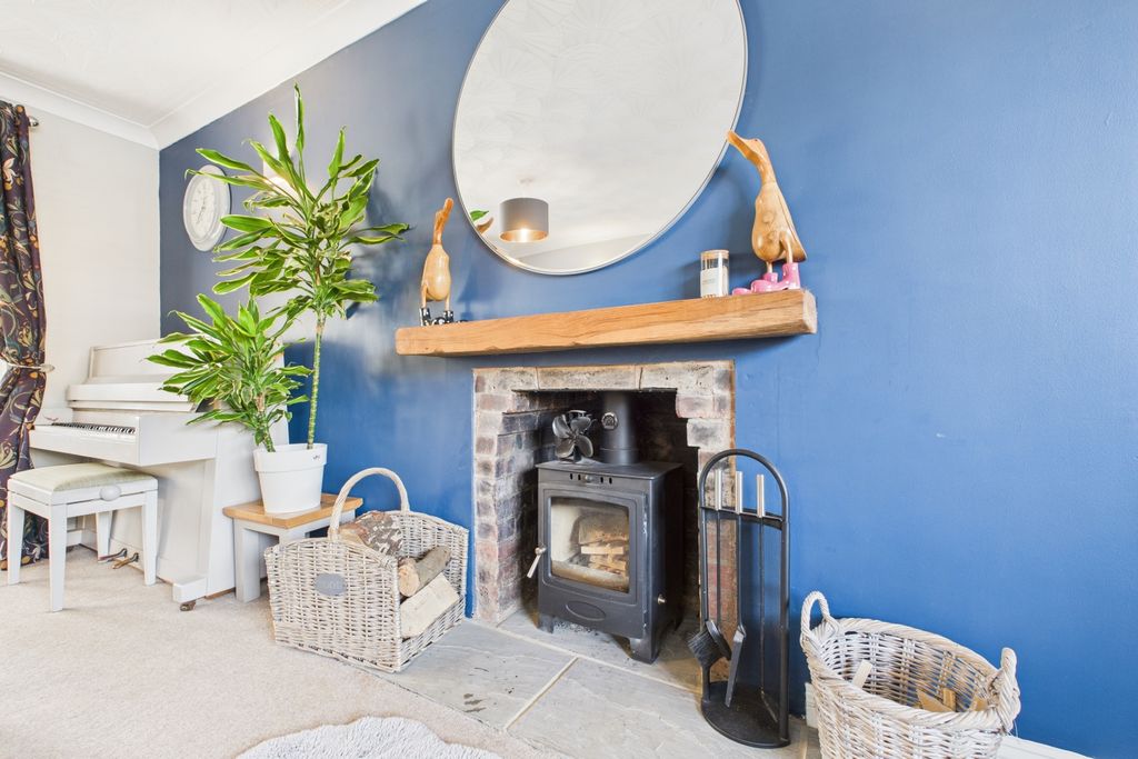 Property photo 3 of 37 Ewemove Spalding - Pinchbeck - Living Room