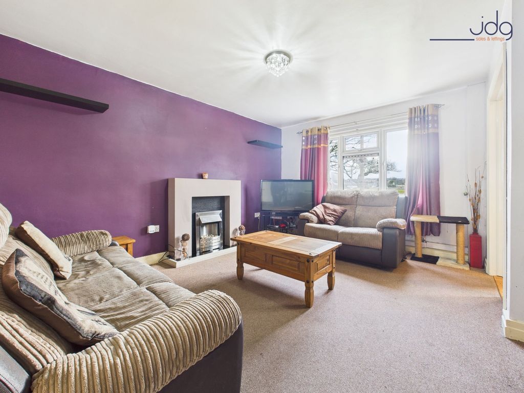 Property photo 3 of 10 Spacious Lounge