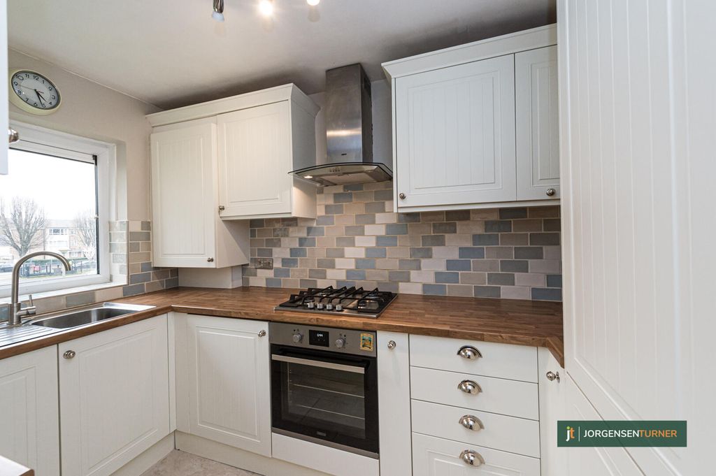Property photo 3 of 10 Kitchen