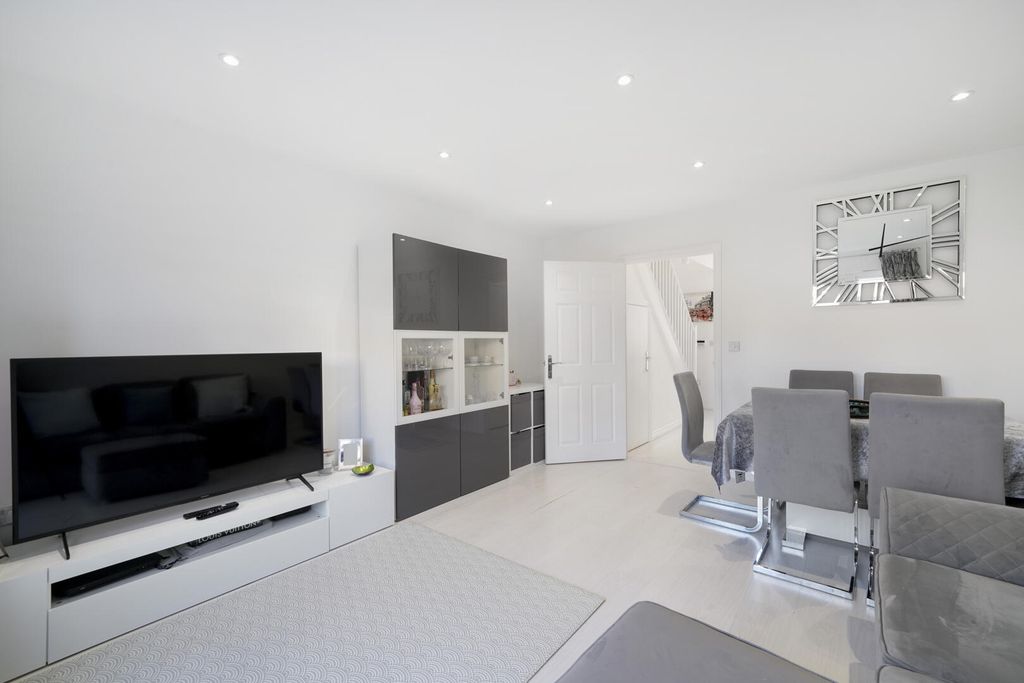 Property photo 3 of 17 Living Room