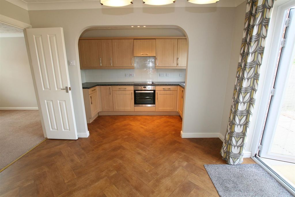 Property photo 2 of 7 Levendrive,31Kitchendiner2.Jpg