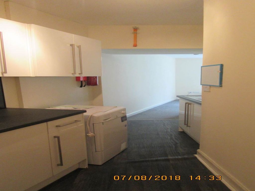 Property photo 2 of 16 7Ra 2R - Kitchen