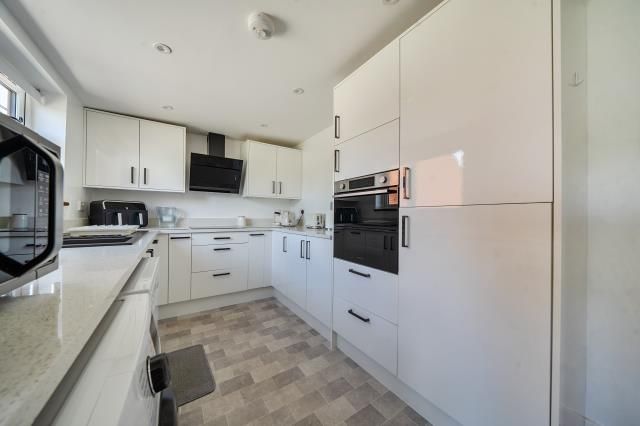 Property photo 3 of 19 Kitchen