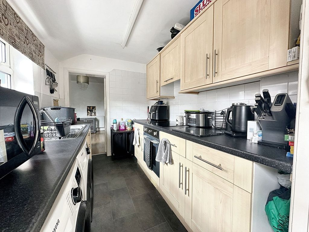 Property photo 3 of 8 Kitchen