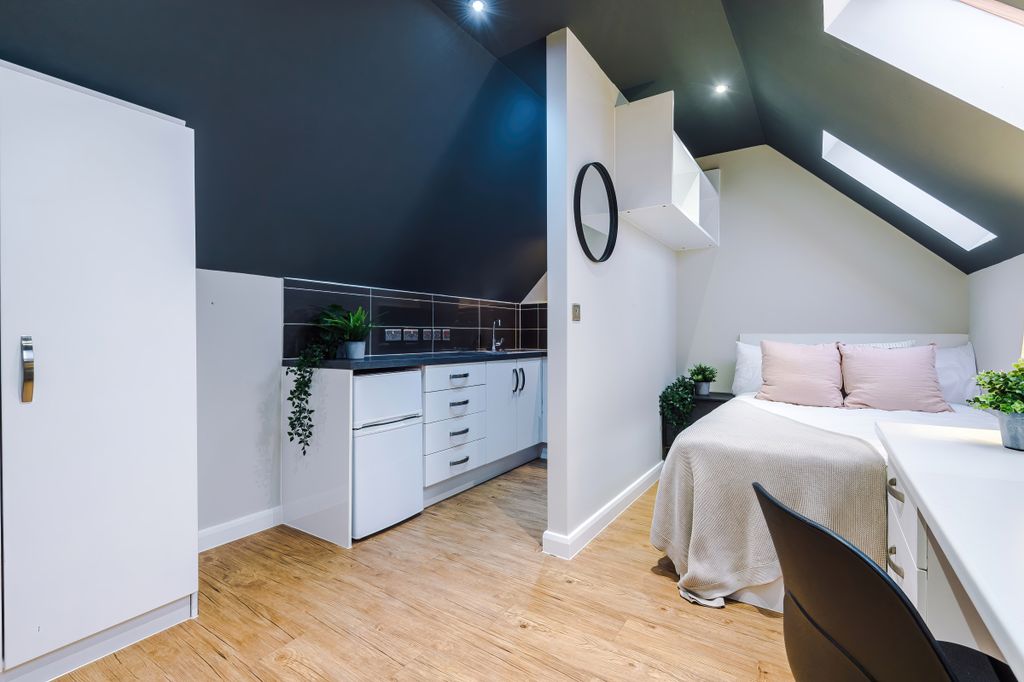 Property photo 2 of 14 Flat 17, Unw, 2